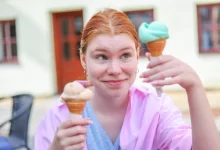 dívka se zmrzlinou