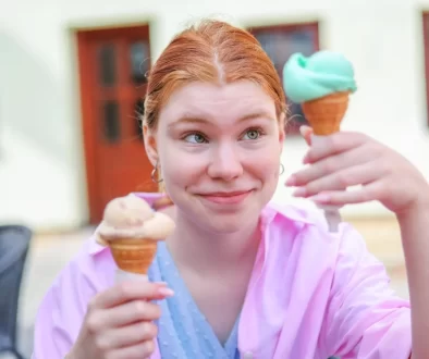 dívka se zmrzlinou