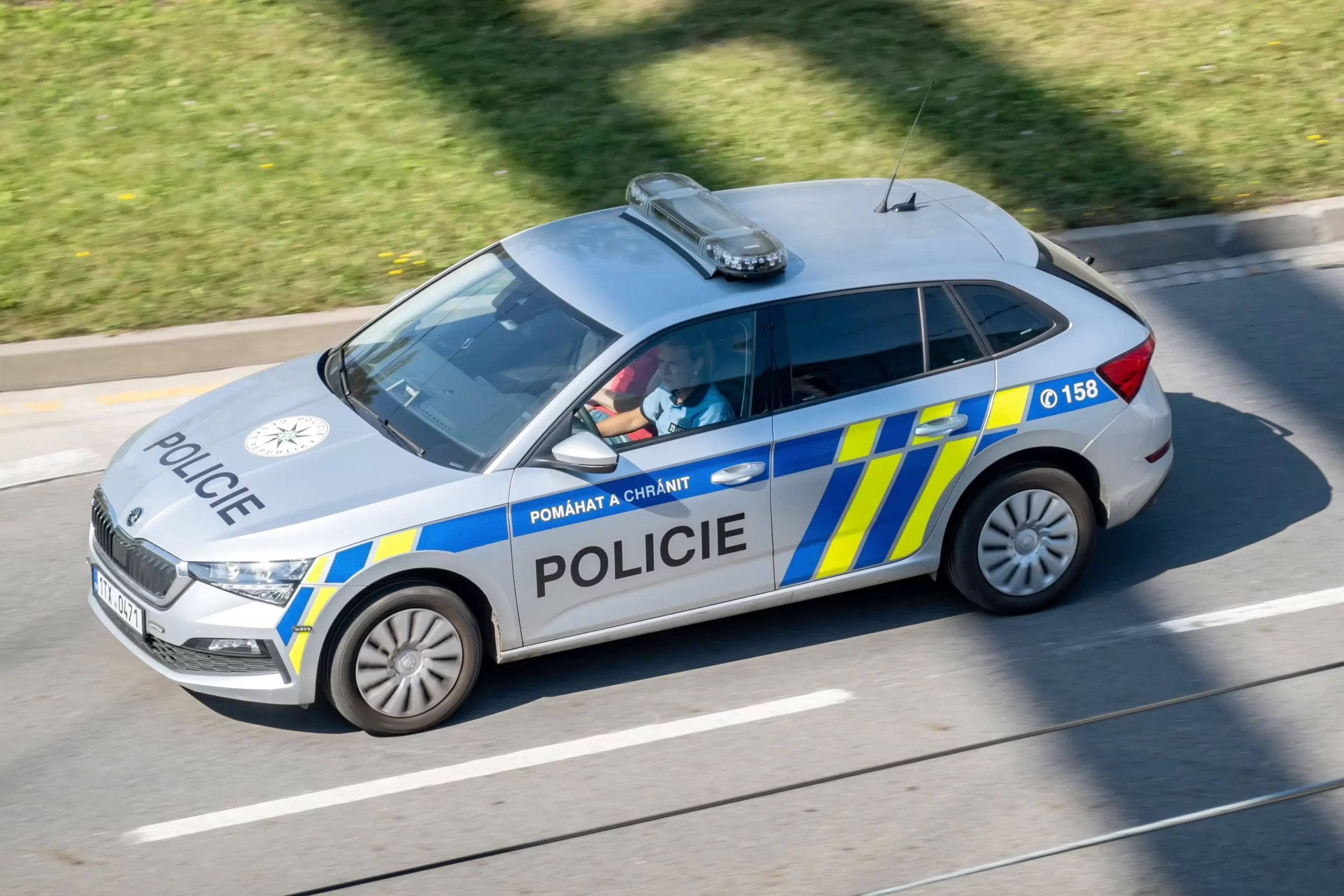 Automobil Policie ČR při jízdě
