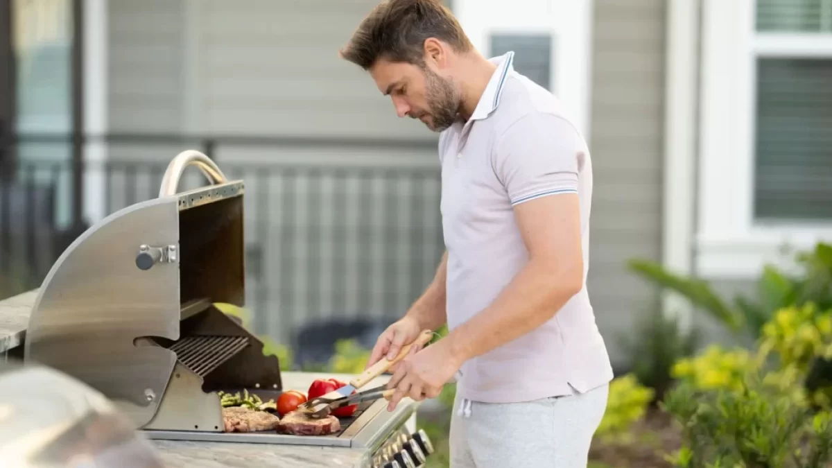 muž u grilu