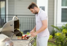 muž u grilu