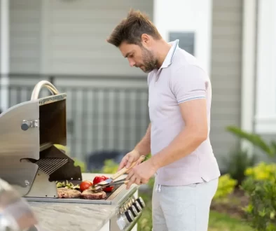 muž u grilu