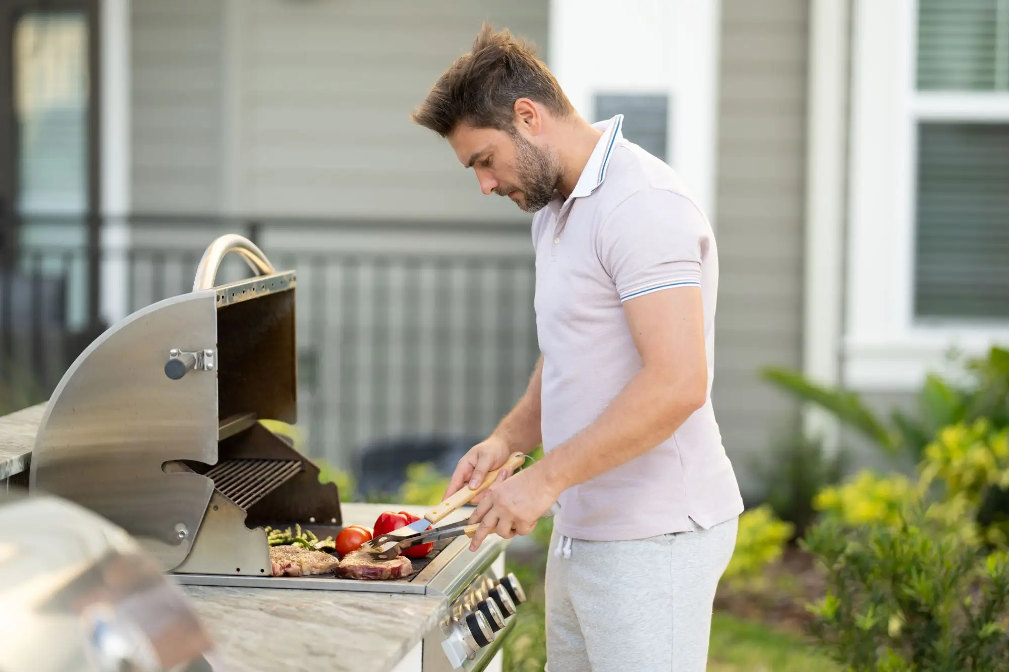 muž u grilu