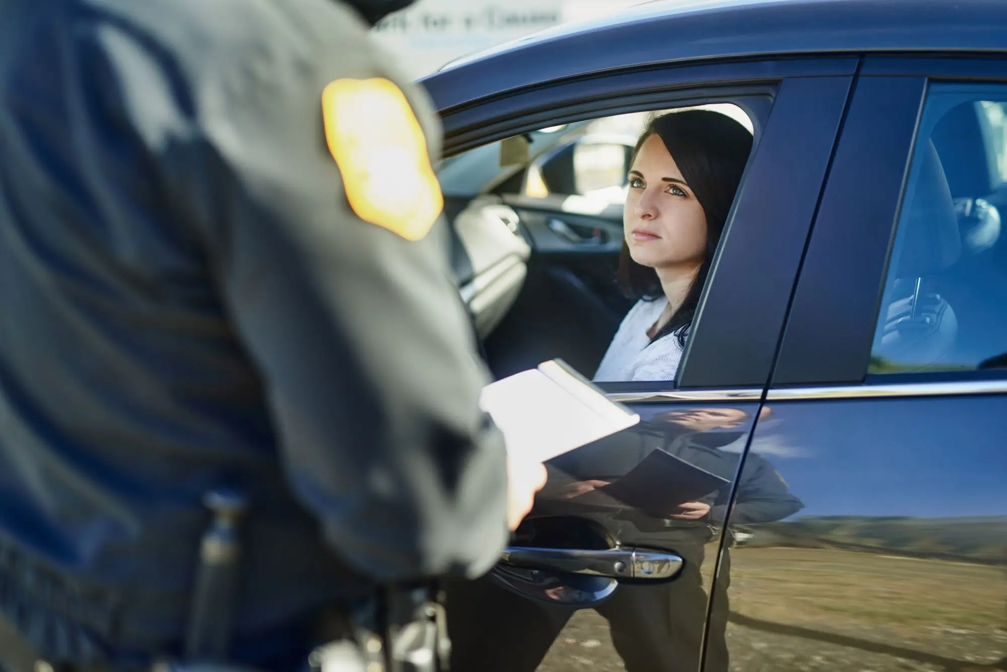 shutterstock_2537796871 - SportDeník žena v autě policejní kontrola