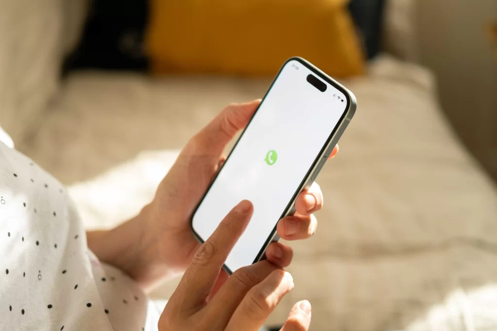 shutterstock_2538042331_optimized - SportDeník žena s mobilním telefonem