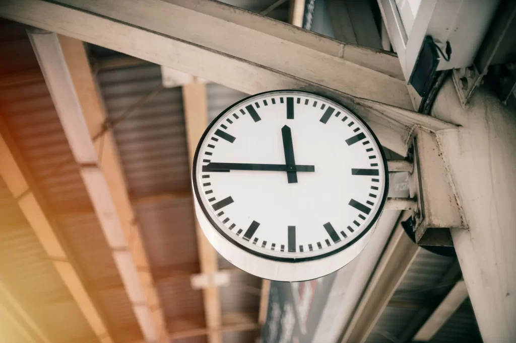 Industriální smaltované hodiny dnes namísto škol nebo fabrik zdobí stylové byty a kavárny. - SportDeník hodiny na nástupišti