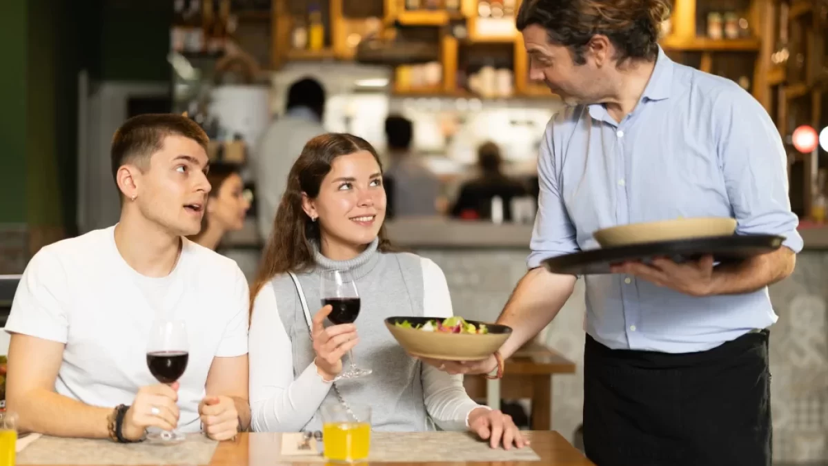 lidé v restauraci