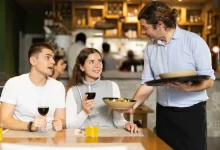 lidé v restauraci
