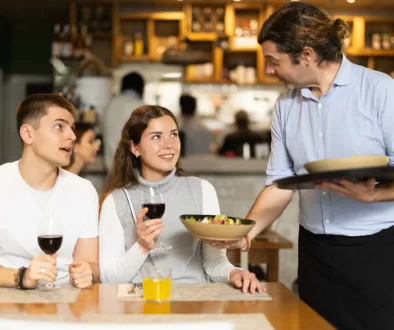 lidé v restauraci
