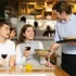 lidé v restauraci