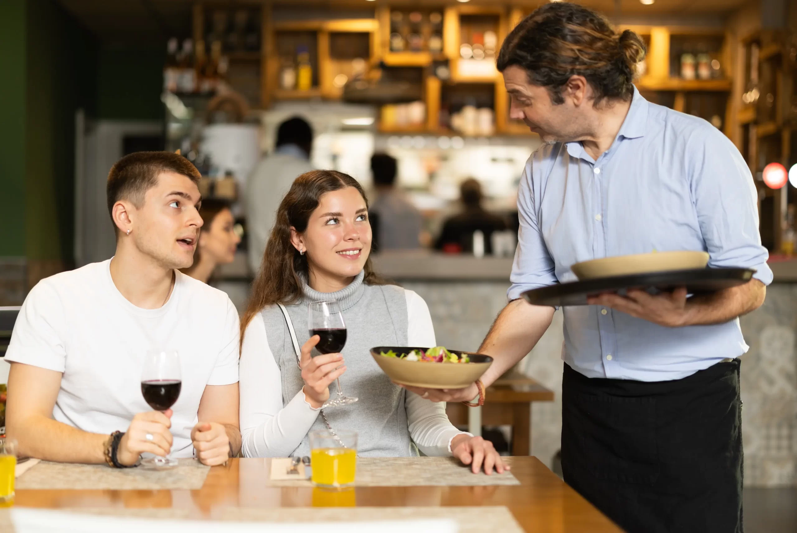 lidé v restauraci