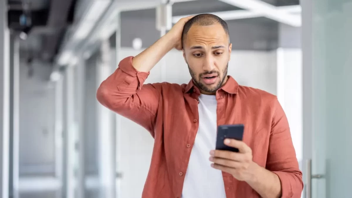 rozčilený muž u telefonu