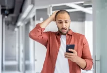 rozčilený muž u telefonu