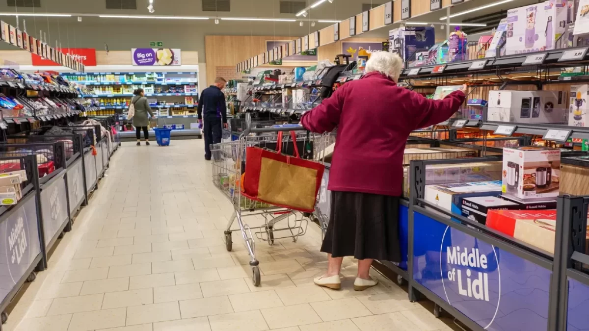 žena nakupuje v Lidlu