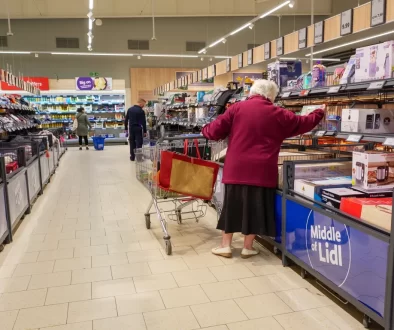 žena nakupuje v Lidlu