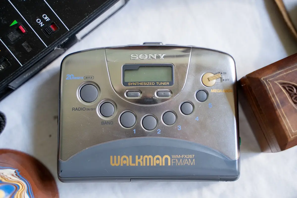Elektroharampádí 2 - SportDeník Retro walkman Sonny ležící na stole, jedno z ikonických technických zařízení, za které sběratelé platí desetitisíce korun
