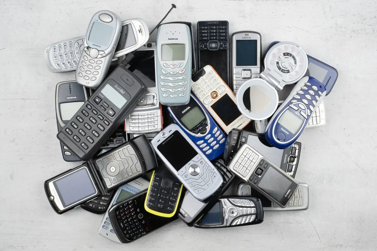 Elektroharampádí 3 - SportDeník Hromada starých retro mobilních telefonů na stole
