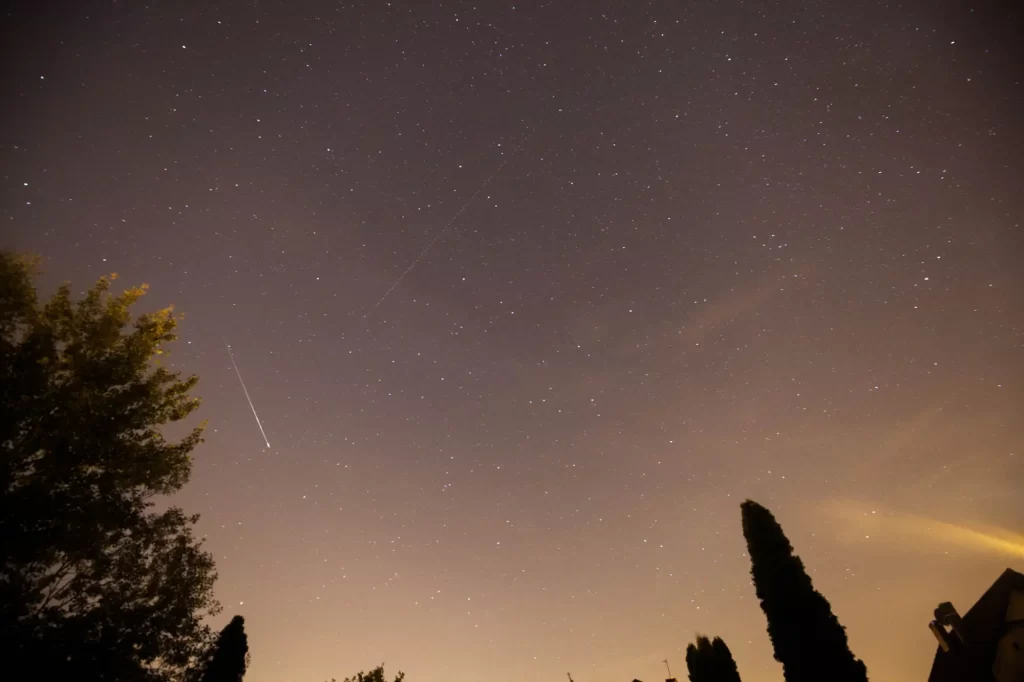 Shutterstock_1157595709 - SportDeník Padající meteorit na večerní obloze