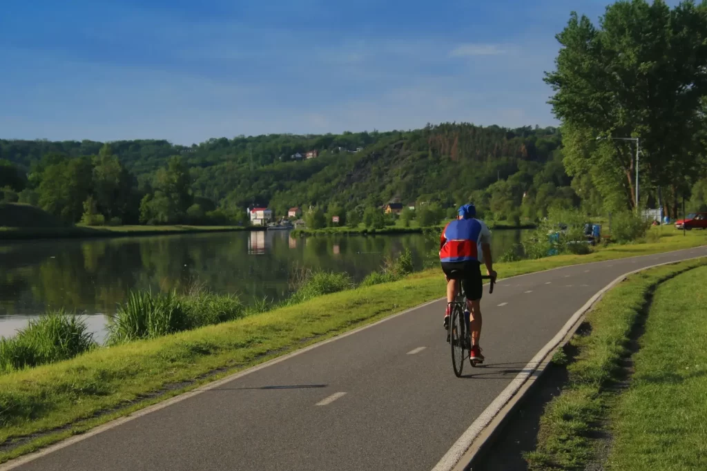 Cyklista jede podél řeky