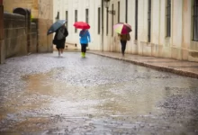 lidé v pláštěnkách