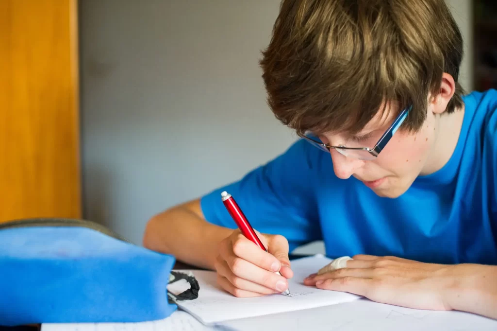 Student píše do sešitu