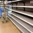 Nákupní košík v obchodě u prázdného regálu