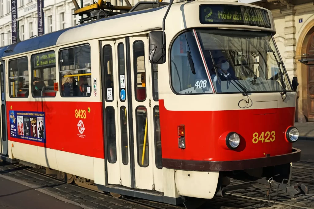 - SportDeník Pražská tramvaj projíždějící ulicí v běžném městském provozu.