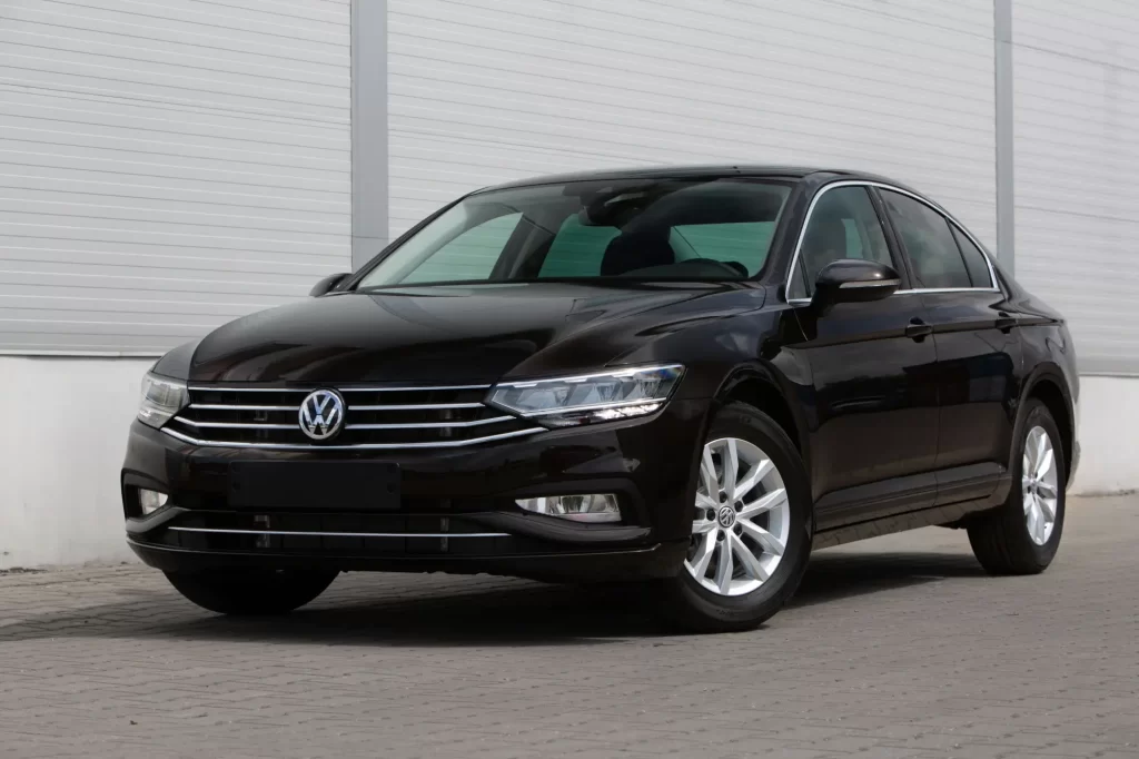 Shutterstock_1825507121 - SportDeník Černý Volkswagen Passat