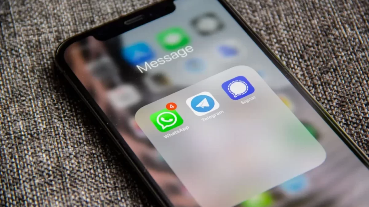 Ikony chatovacích aplikací na displeji mobilu