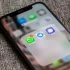 Ikony chatovacích aplikací na displeji mobilu