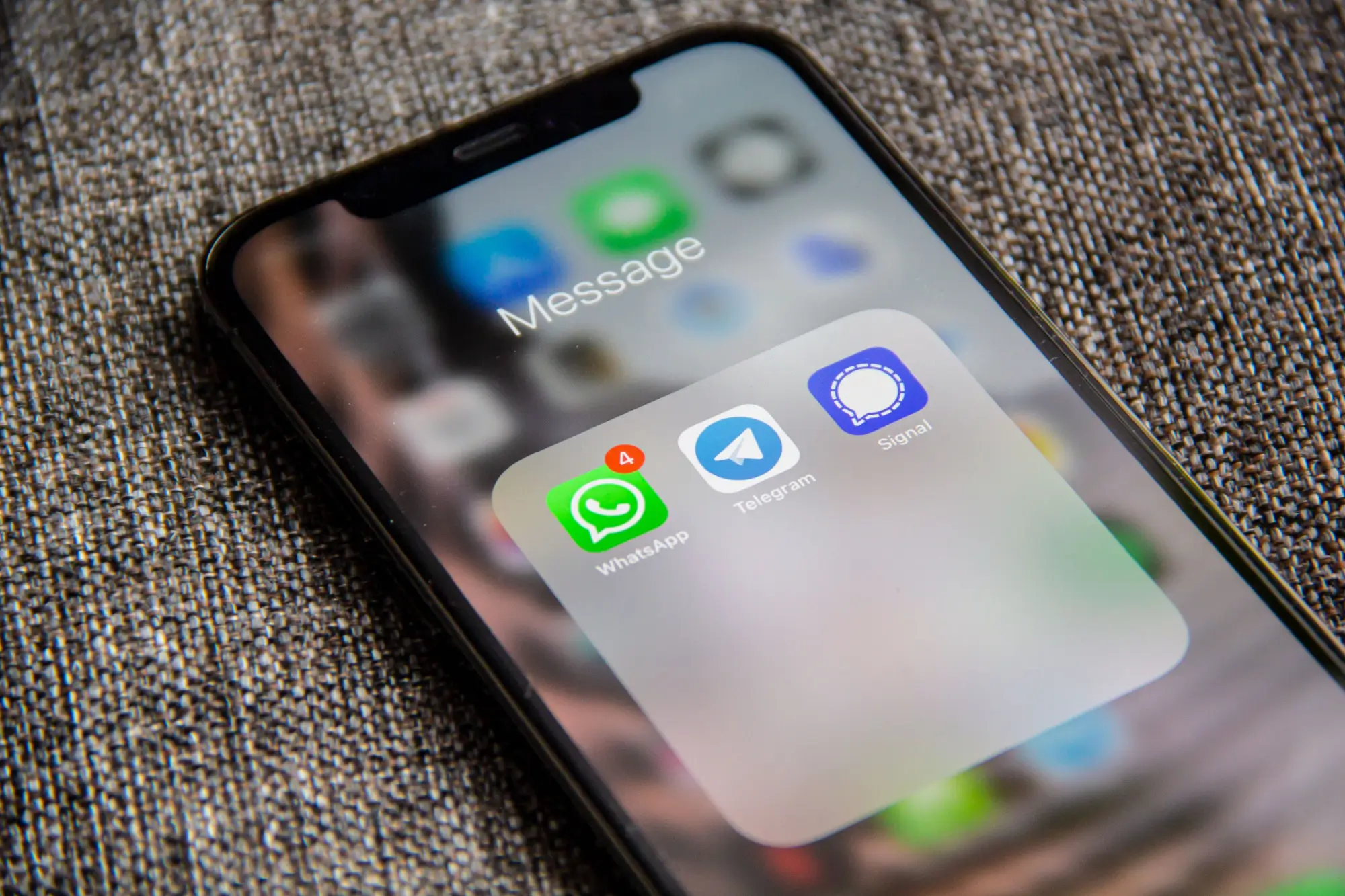 Ikony chatovacích aplikací na displeji mobilu