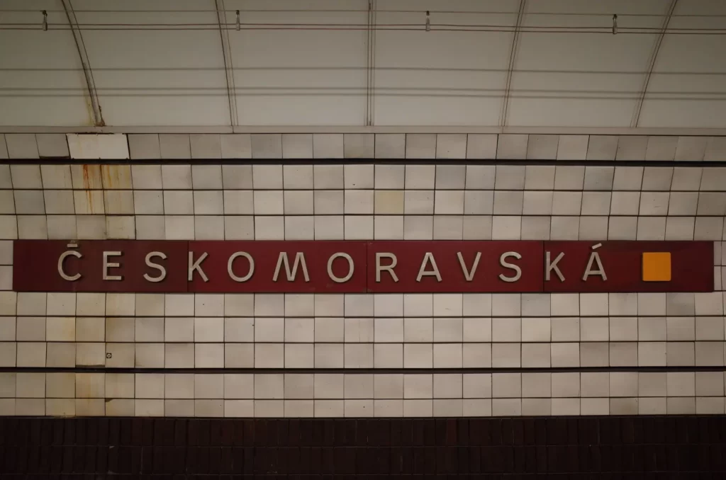 - SportDeník Název stanice metra Českomoravská na stěně nástupiště linky B v pražském metru.
