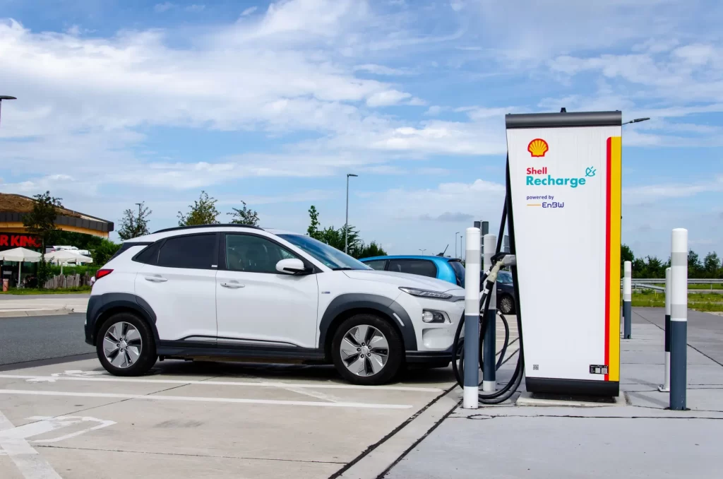 Shutterstock_2025840017 - SportDeník Elektromobil zapojený do stanice