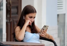 Žena přemýšlí s mobilem