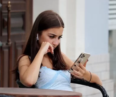 Žena přemýšlí s mobilem