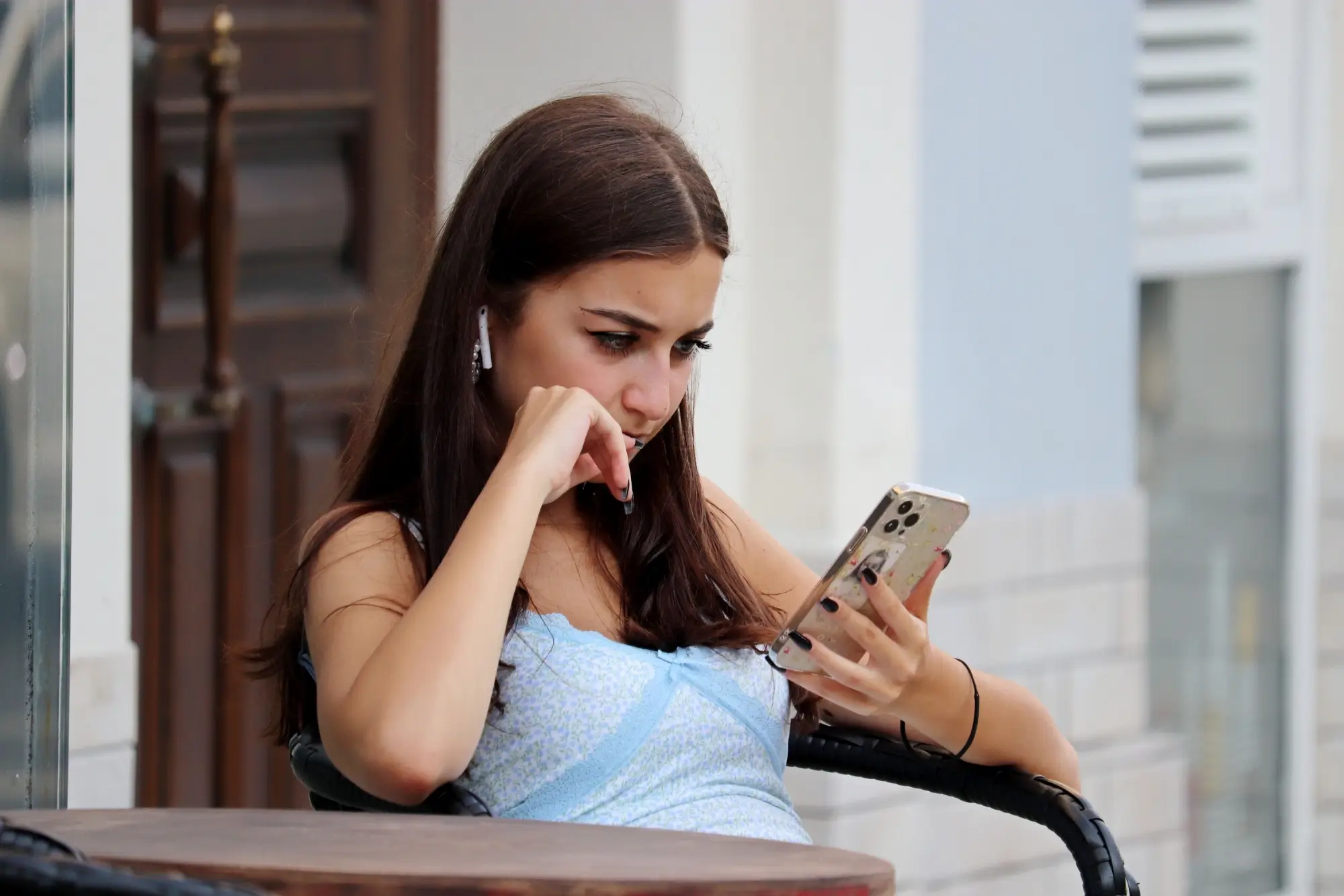 Žena přemýšlí s mobilem