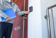 Muž zvoní u dveří