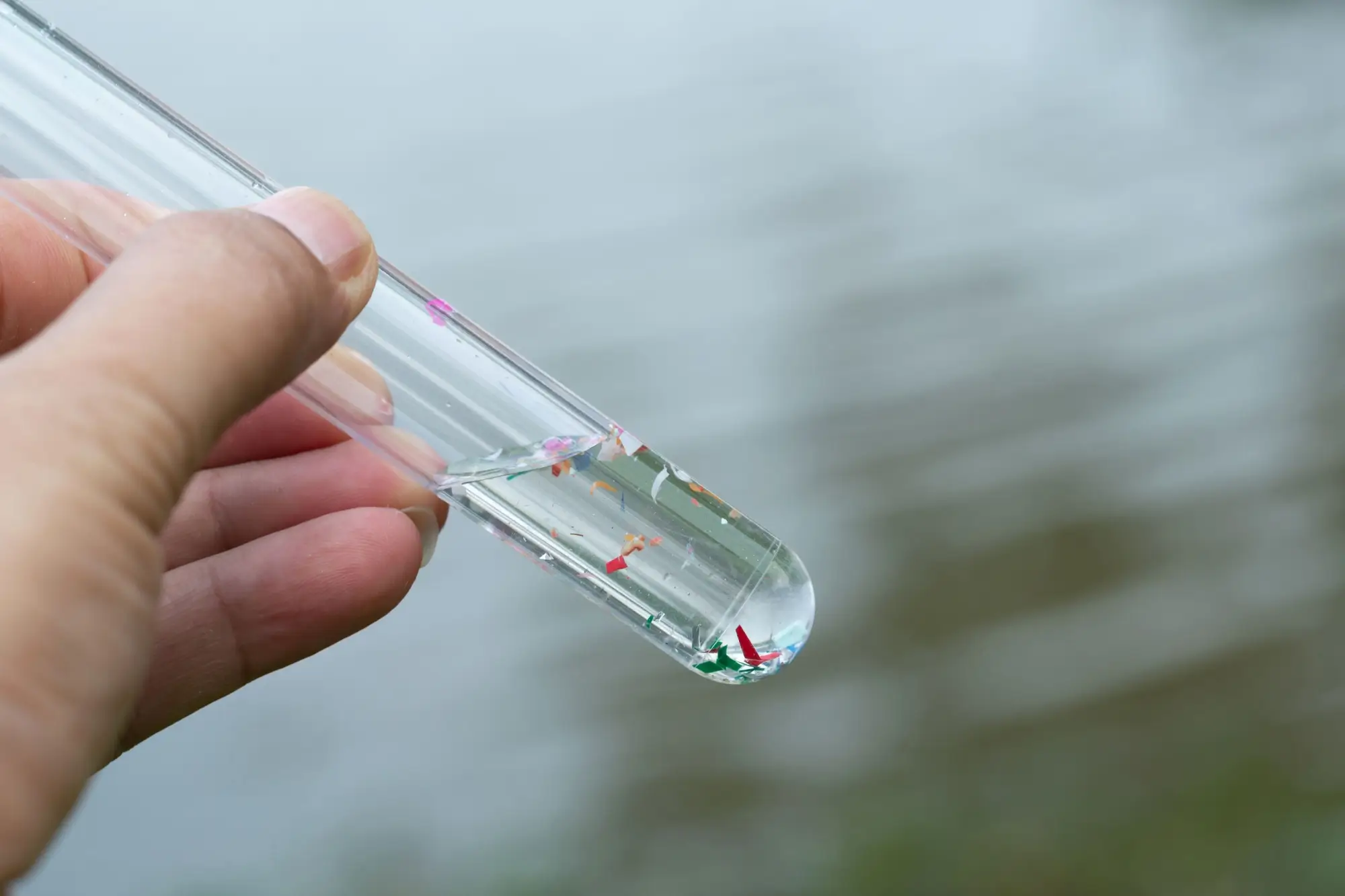 Shutterstock_2145080201 - SportDeník Částečky plastů ve zkumavce
