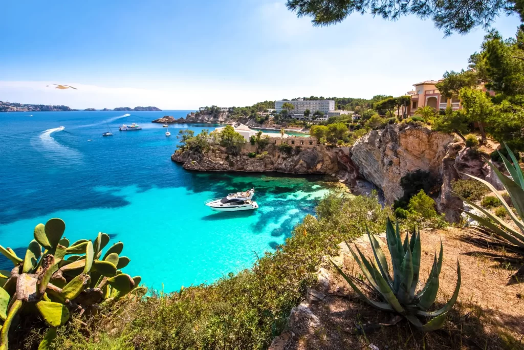 Mallorca s tyrkysovým mořem a skalnatým pobřežím.