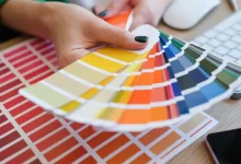 ženské ruce držící vzorník barev