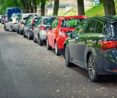 Auta parkující pod stromy