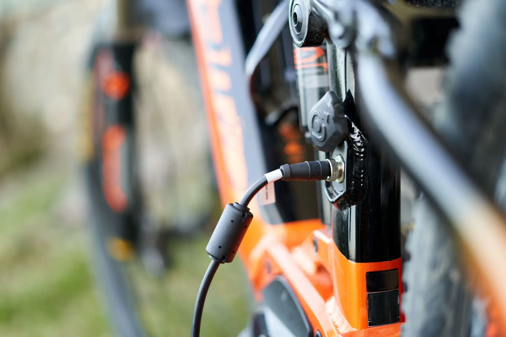 Shutterstock_2190390549 - SportDeník Detail nabíjení elektrokola