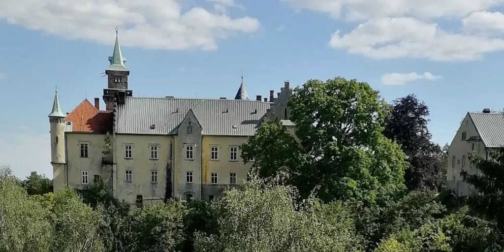 Pohled na hrad hrubá Skála