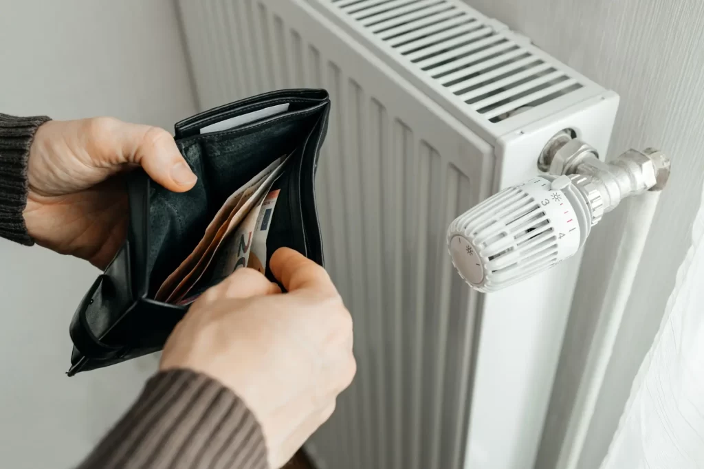 Shutterstock_2212150821 - SportDeník Když víte jak na to, dají se na energiích ušetřit i stovky korun.