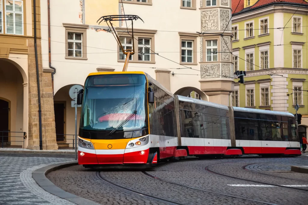 Shutterstock_2222761037 - SportDeník Moderní tramvaj v Praze