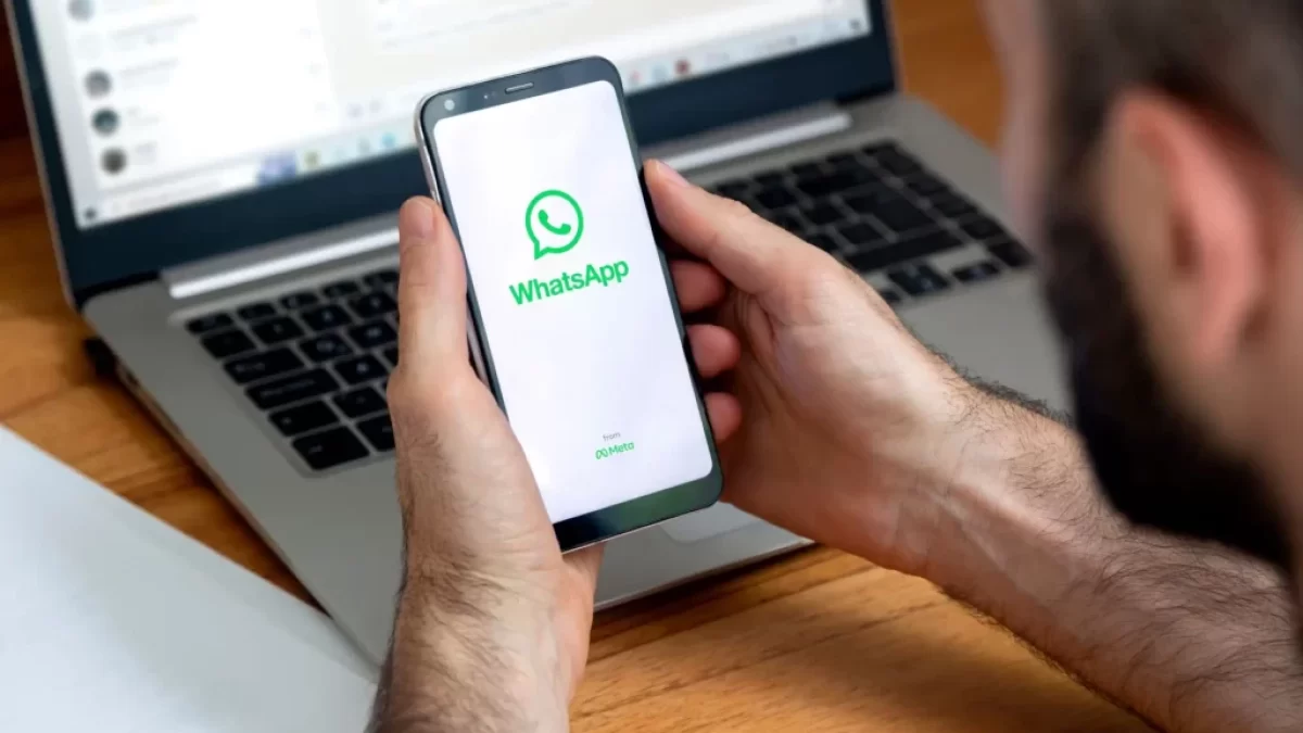 Muž s WhatsApp na mobilu i počítači