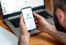 Muž s WhatsApp na mobilu i počítači