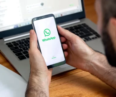 Muž s WhatsApp na mobilu i počítači