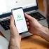 Muž s WhatsApp na mobilu i počítači