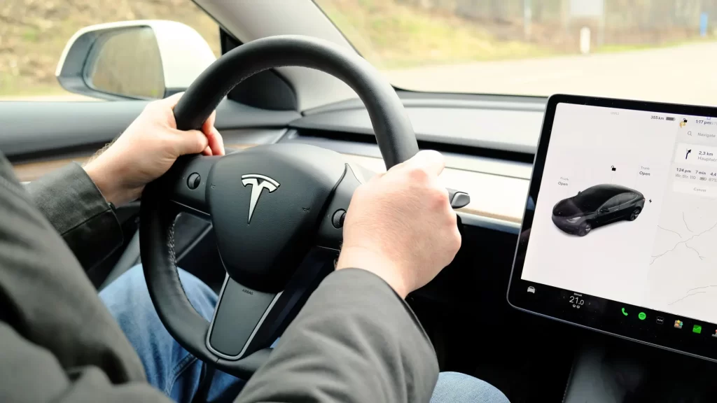 Shutterstock_2274664481 - SportDeník Řidič za volantem elektromobilu
